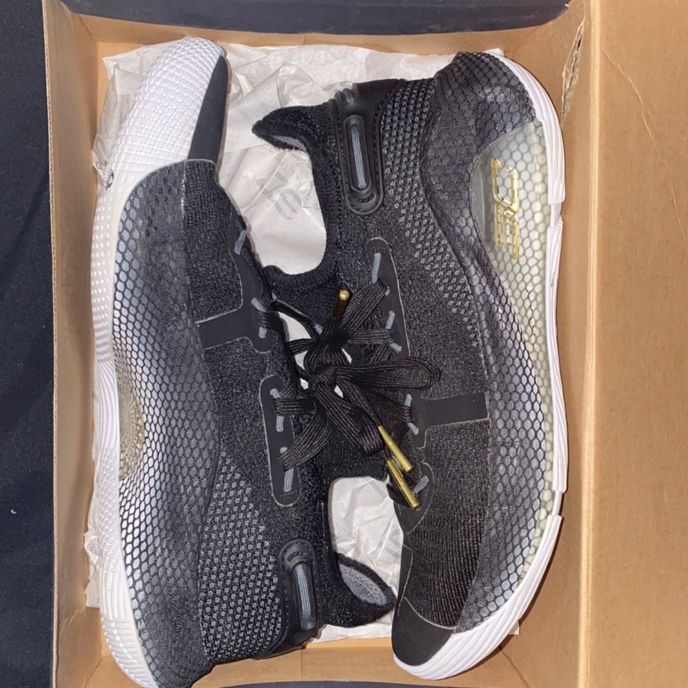 Curry 6 only worn a few times not outside at all like new